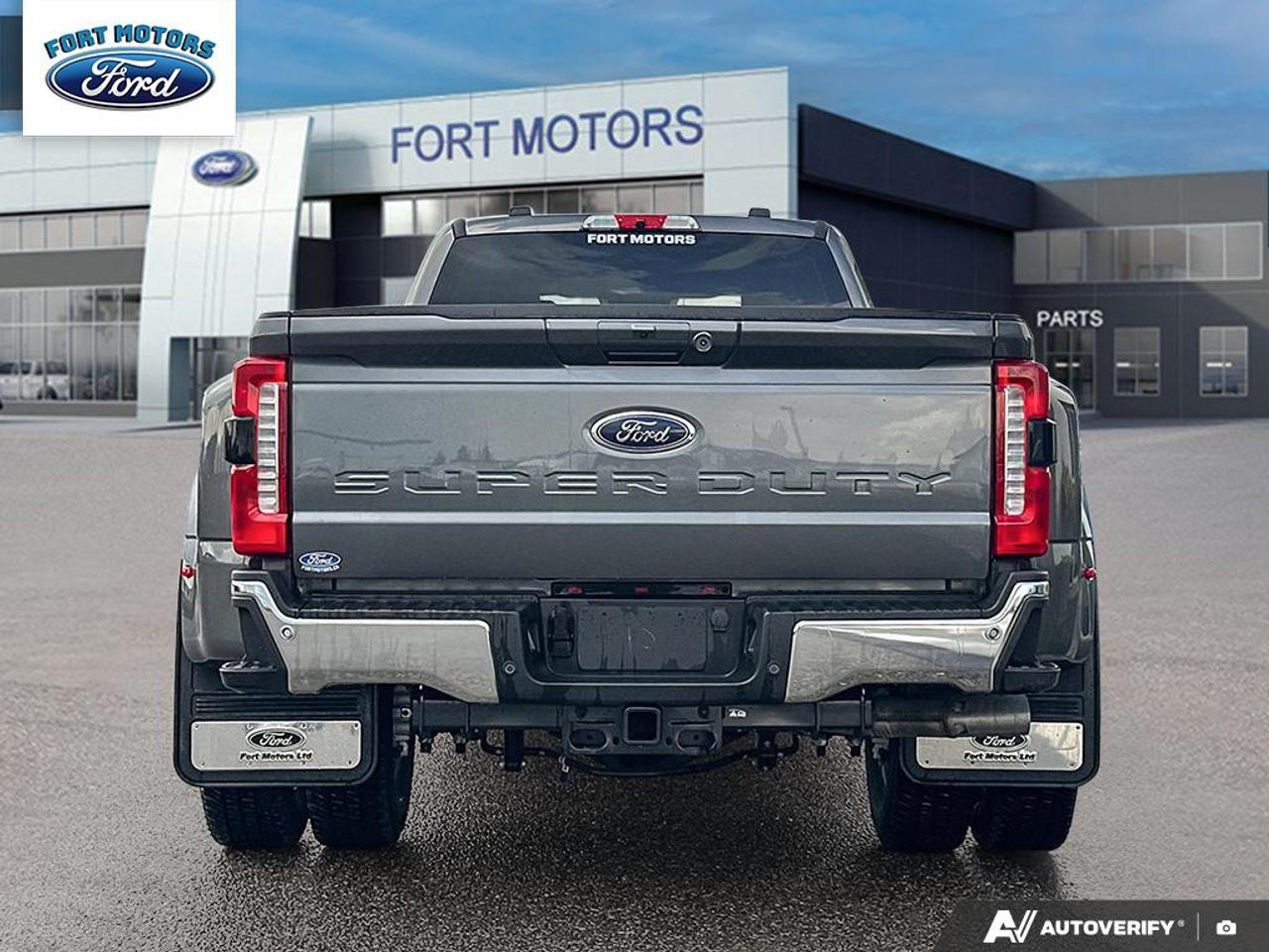 2026 Ford SUPER DUTY F-350 DRW Lariat Photo4