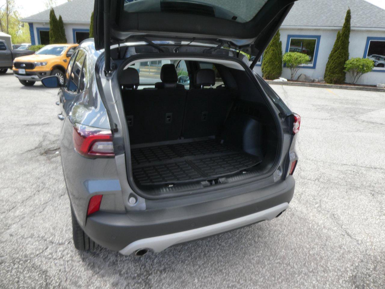 2023 Ford Escape Hybrid Platinum | Heated Seats | Backup Cam | Nav | Photo