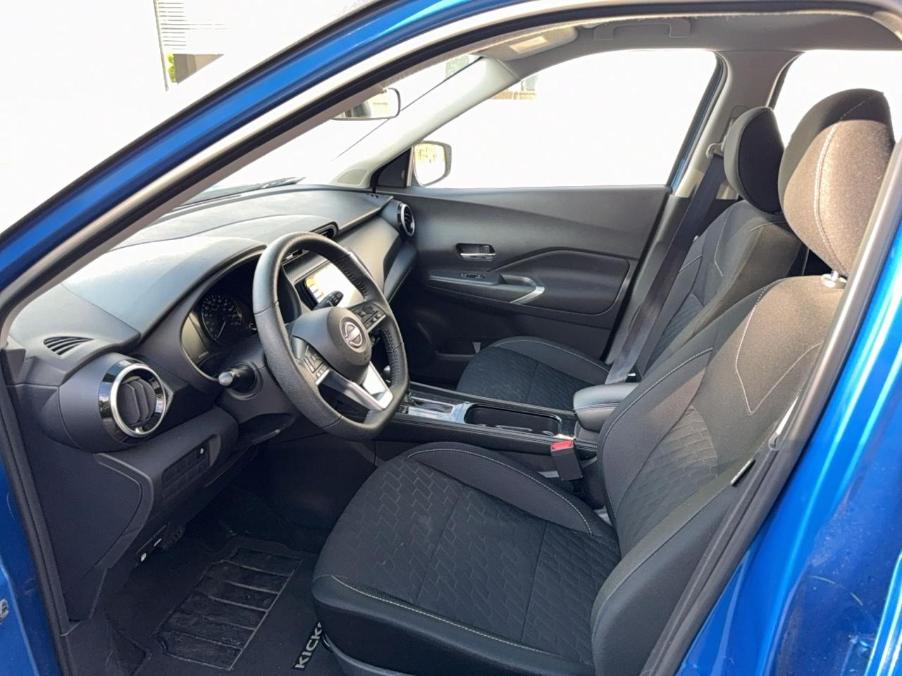 2025 Nissan Kicks Play SV - HEATED SEATS - HEAED WHEEL - APPLE CARPLAY - ANDROID AUTO - CRUISE CONTROL - FACTORY WARRANTY Photo