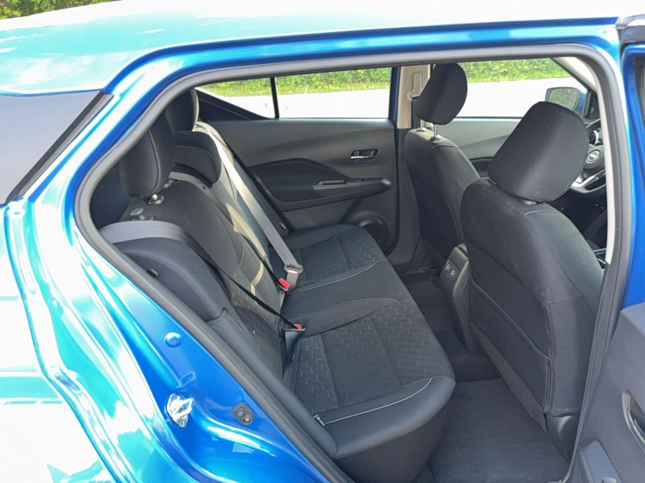 2025 Nissan Kicks Play SV - HEATED SEATS - HEAED WHEEL - APPLE CARPLAY - ANDROID AUTO - CRUISE CONTROL - FACTORY WARRANTY Photo