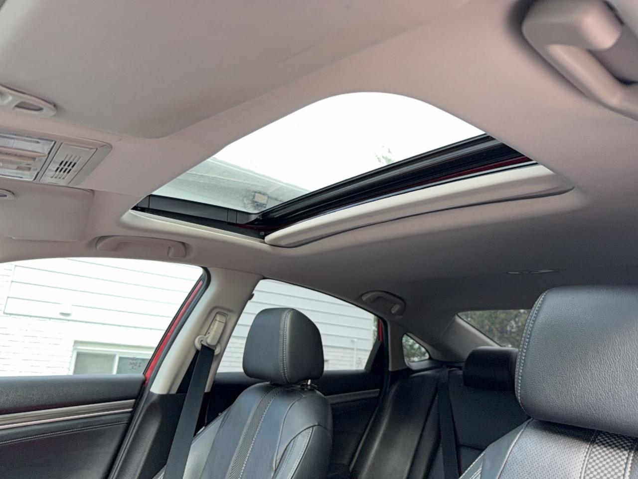 2020 Honda Civic TOURING - SUNROOF - LEATHER-DRIVE ASSIST Photo