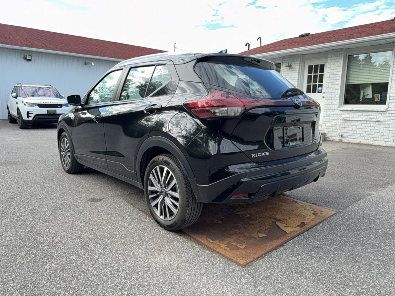 2024 Nissan Kicks SV -  HEATED SEATS - APPLE CARPLAY - ANDROID AUTO - FACTORY WARRANTY Photo2