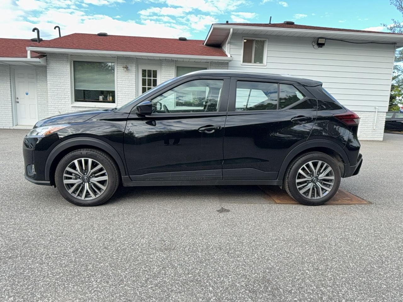 2024 Nissan Kicks SV -  HEATED SEATS - APPLE CARPLAY - ANDROID AUTO - FACTORY WARRANTY Photo1