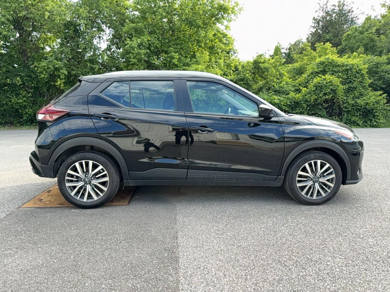2024 Nissan Kicks SV -  HEATED SEATS - APPLE CARPLAY - ANDROID AUTO - FACTORY WARRANTY Photo