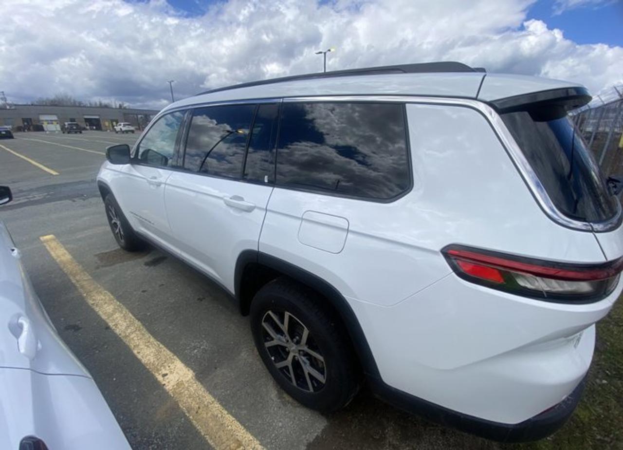 2024 Jeep Grand Cherokee L Limited 4X4 | 3rd Row | Leather | Nav | Adaptive Cruise | Power Liftgate | Power Seat | and More ! Photo