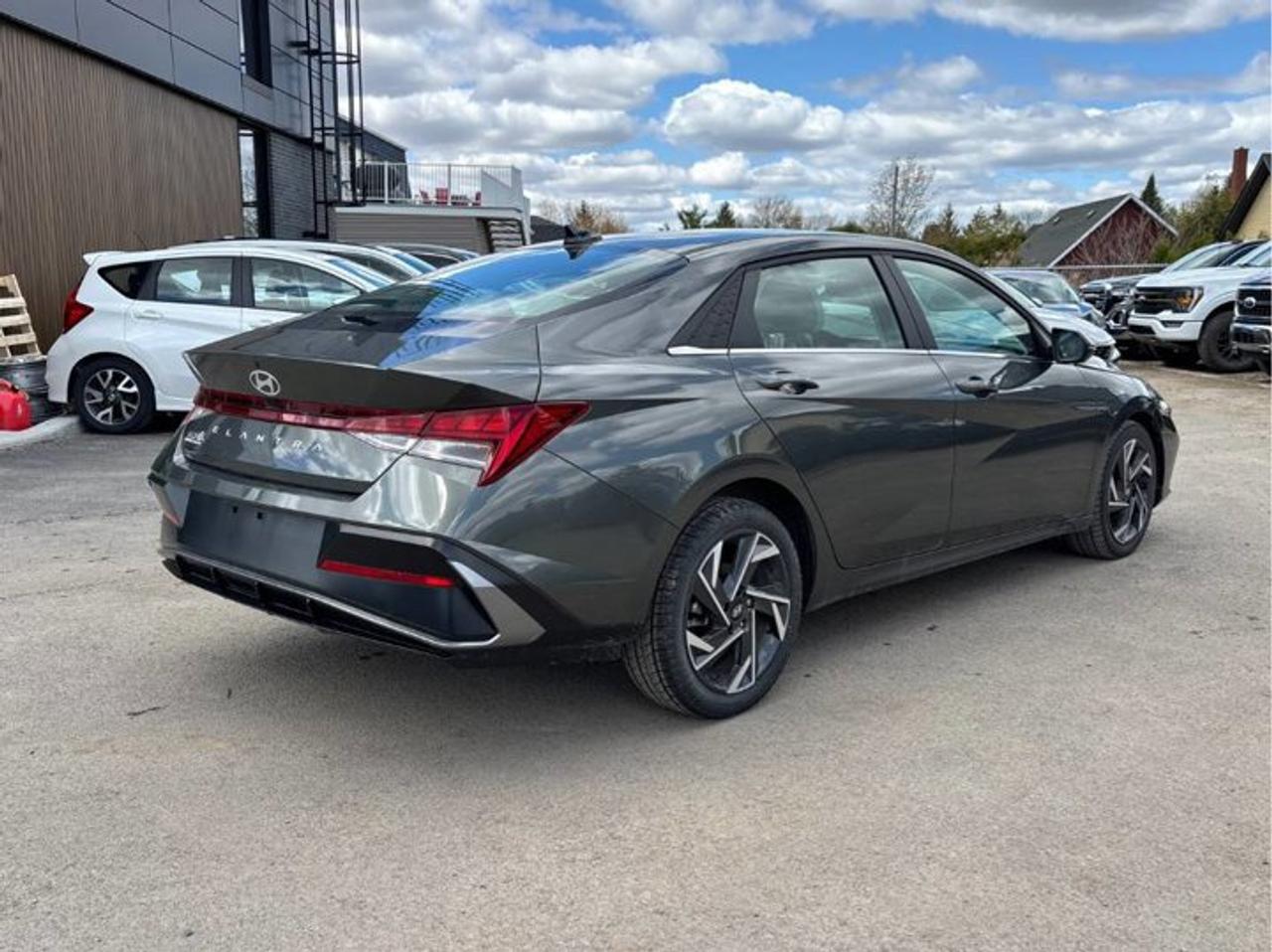 2025 Hyundai Elantra Luxury | Leather | Sunroof | Heated Seats | Adaptative Cruise | Bose Audio | CarPlay and More ! Photo