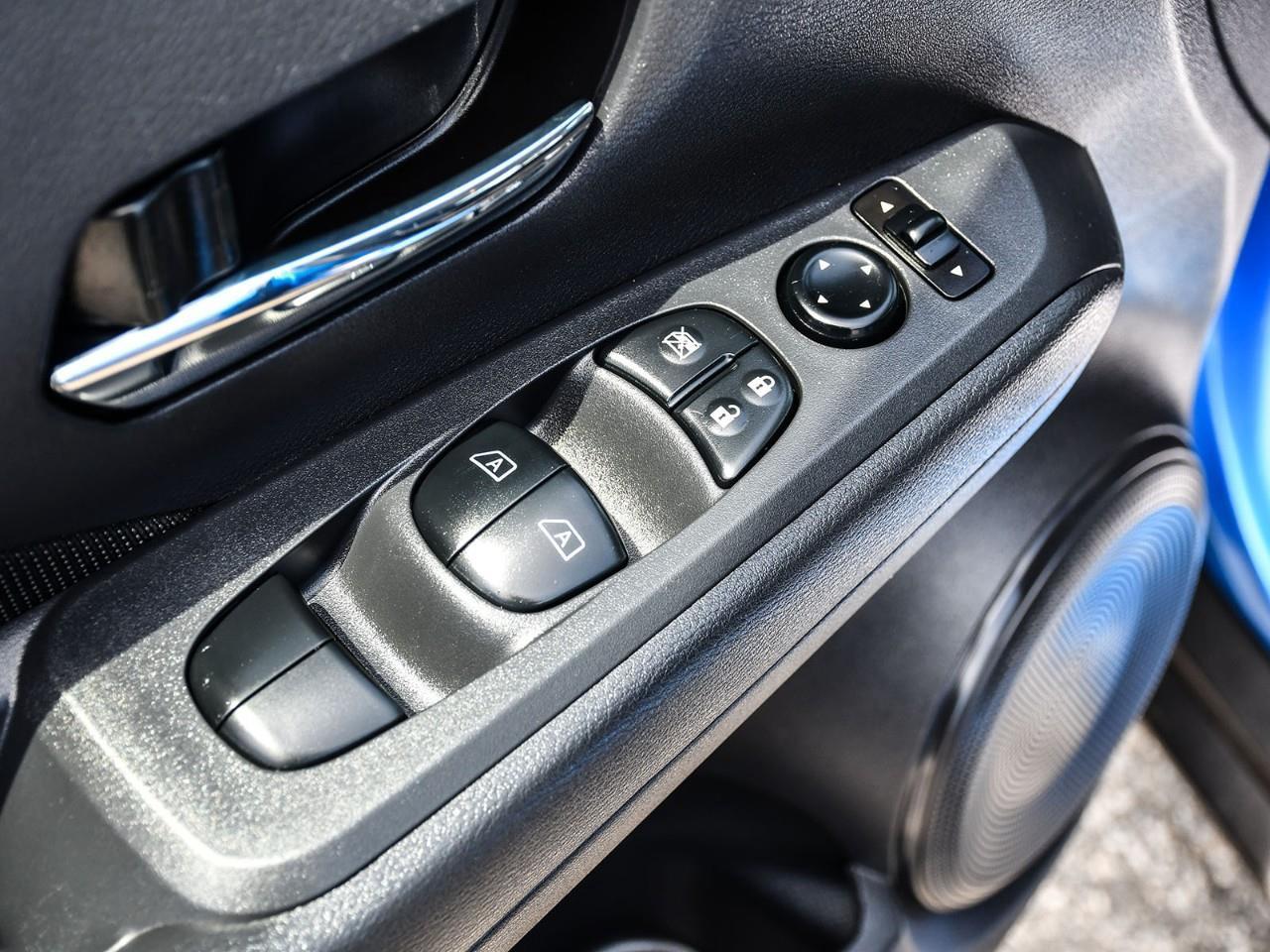 2025 Nissan Kicks Play SV Photo