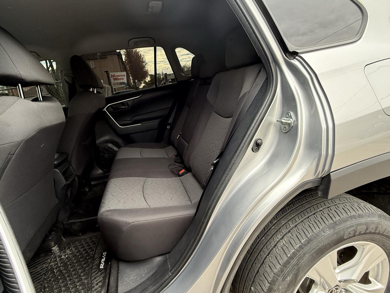 2021 Toyota RAV4 LE Photo