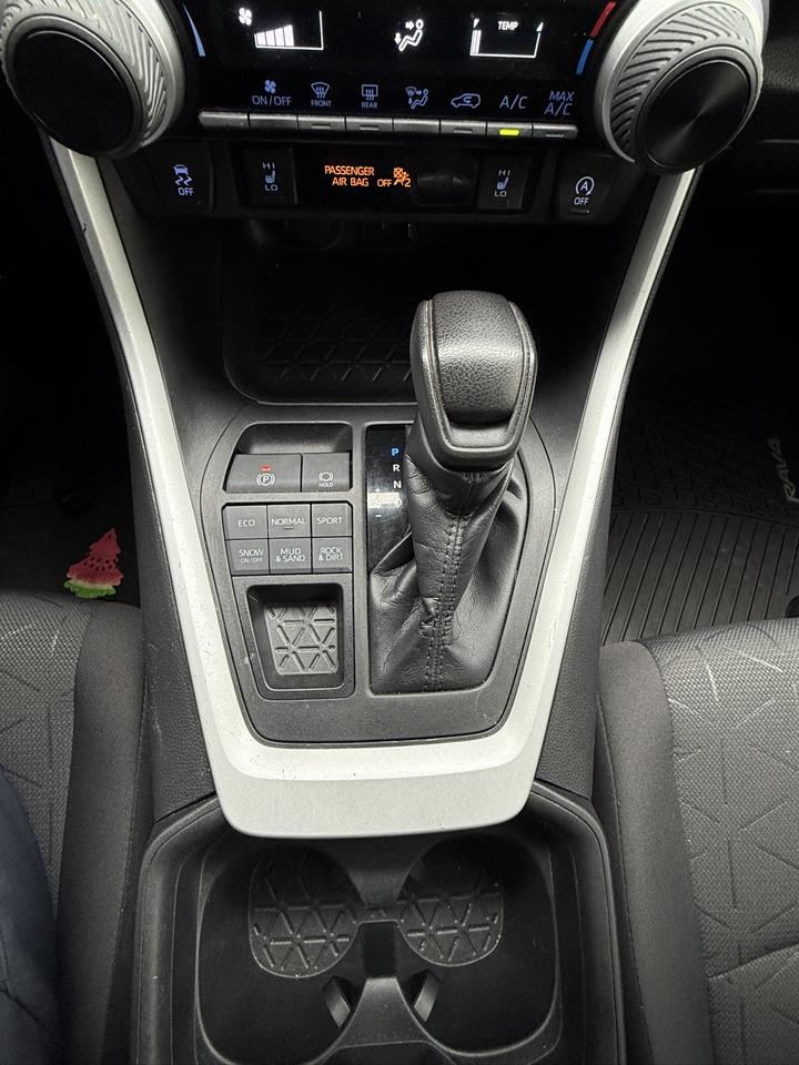 2021 Toyota RAV4 LE Photo