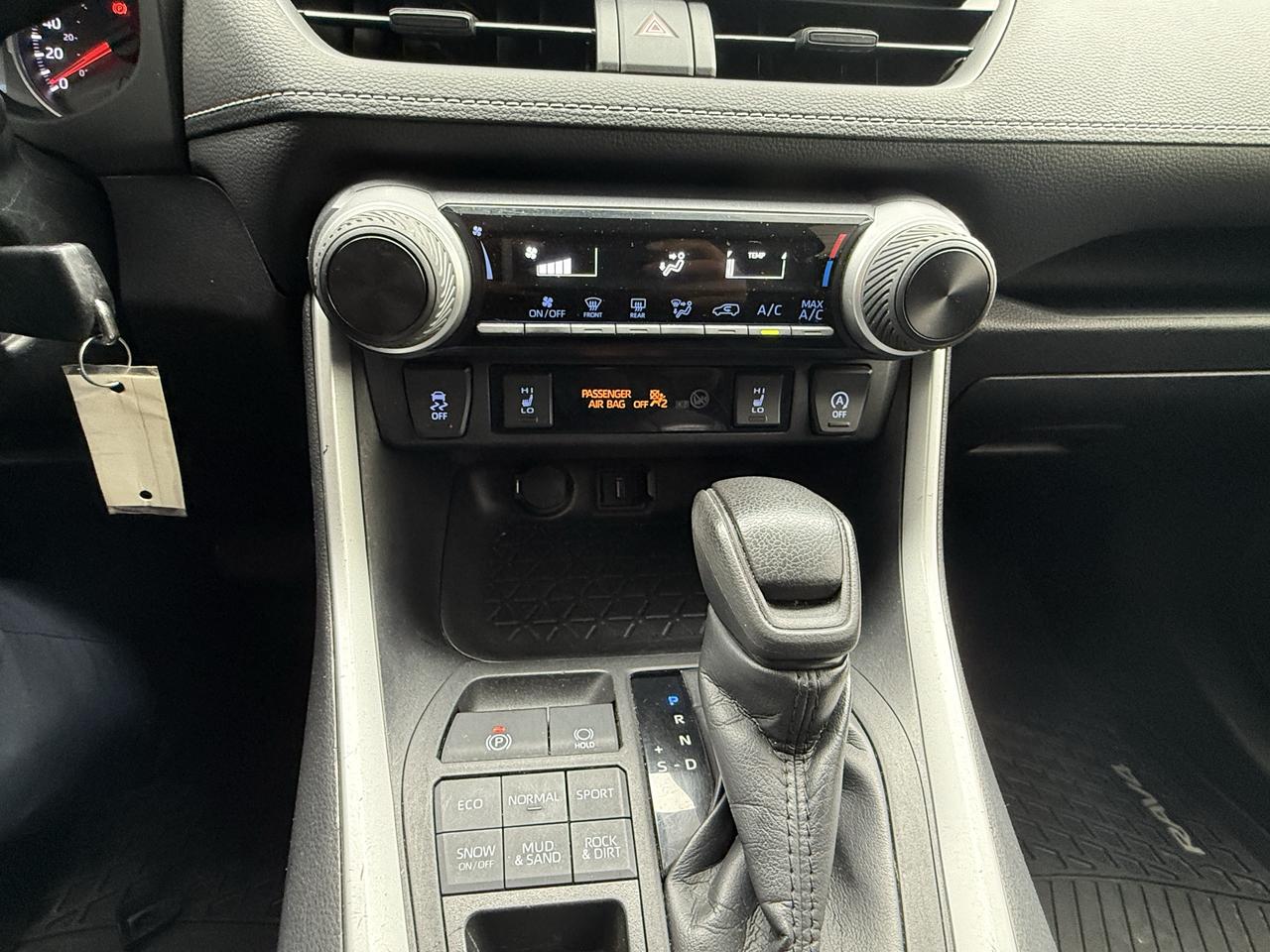 2021 Toyota RAV4 LE Photo
