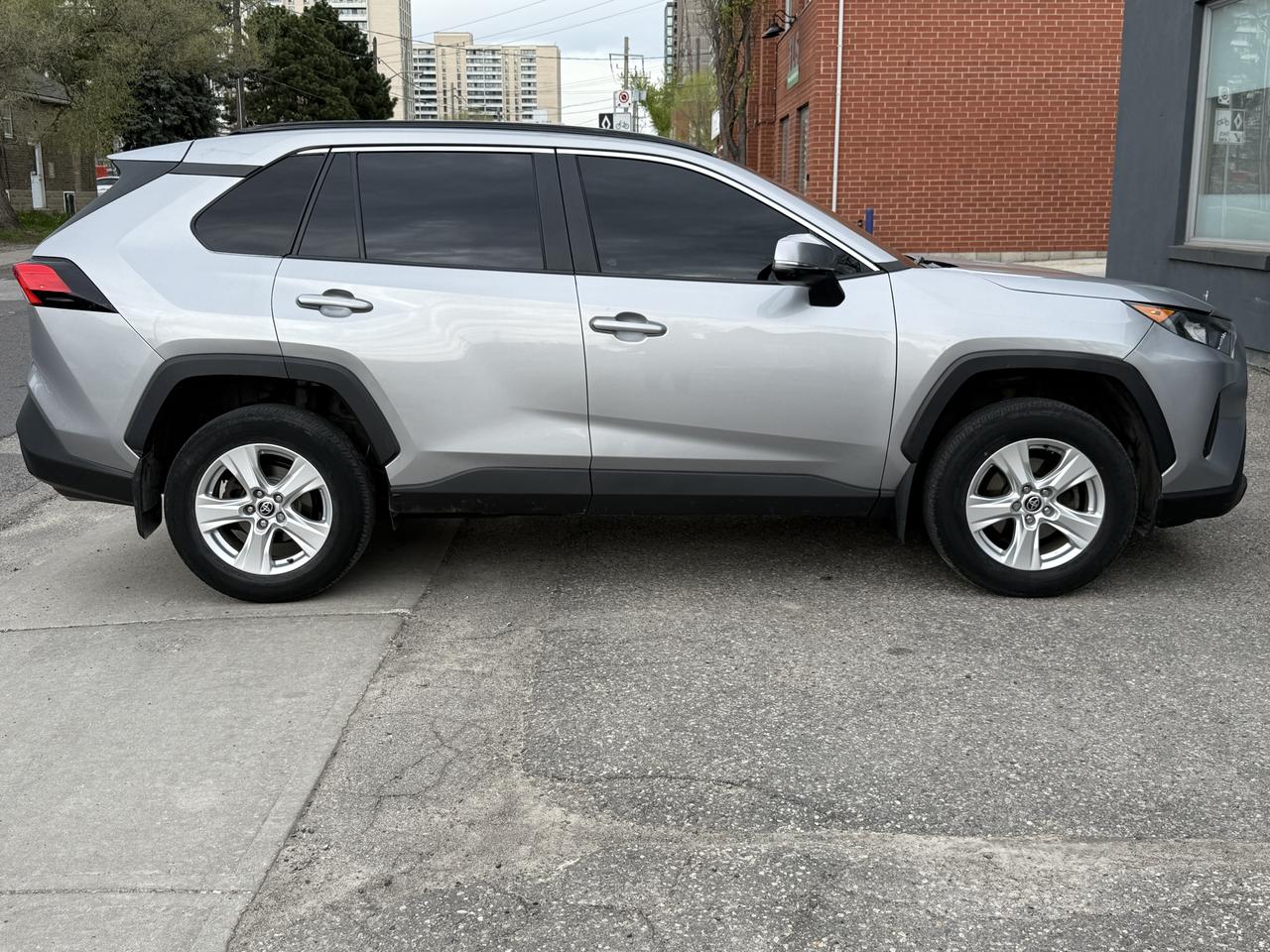 2021 Toyota RAV4 LE Photo