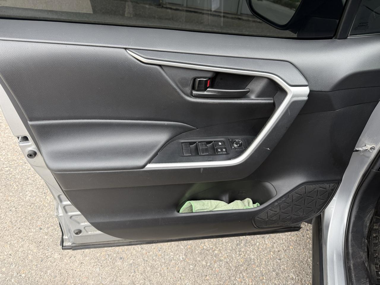 2021 Toyota RAV4 LE Photo
