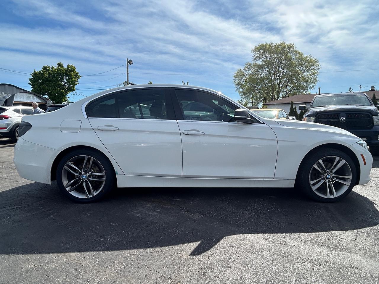 2017 BMW 3 Series 330i xDrive Photo3