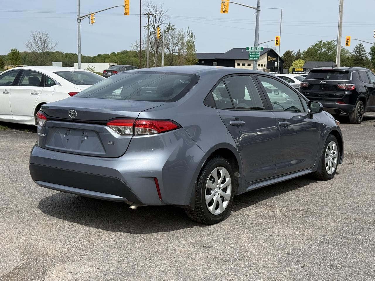 2022 Toyota Corolla LE Photo2