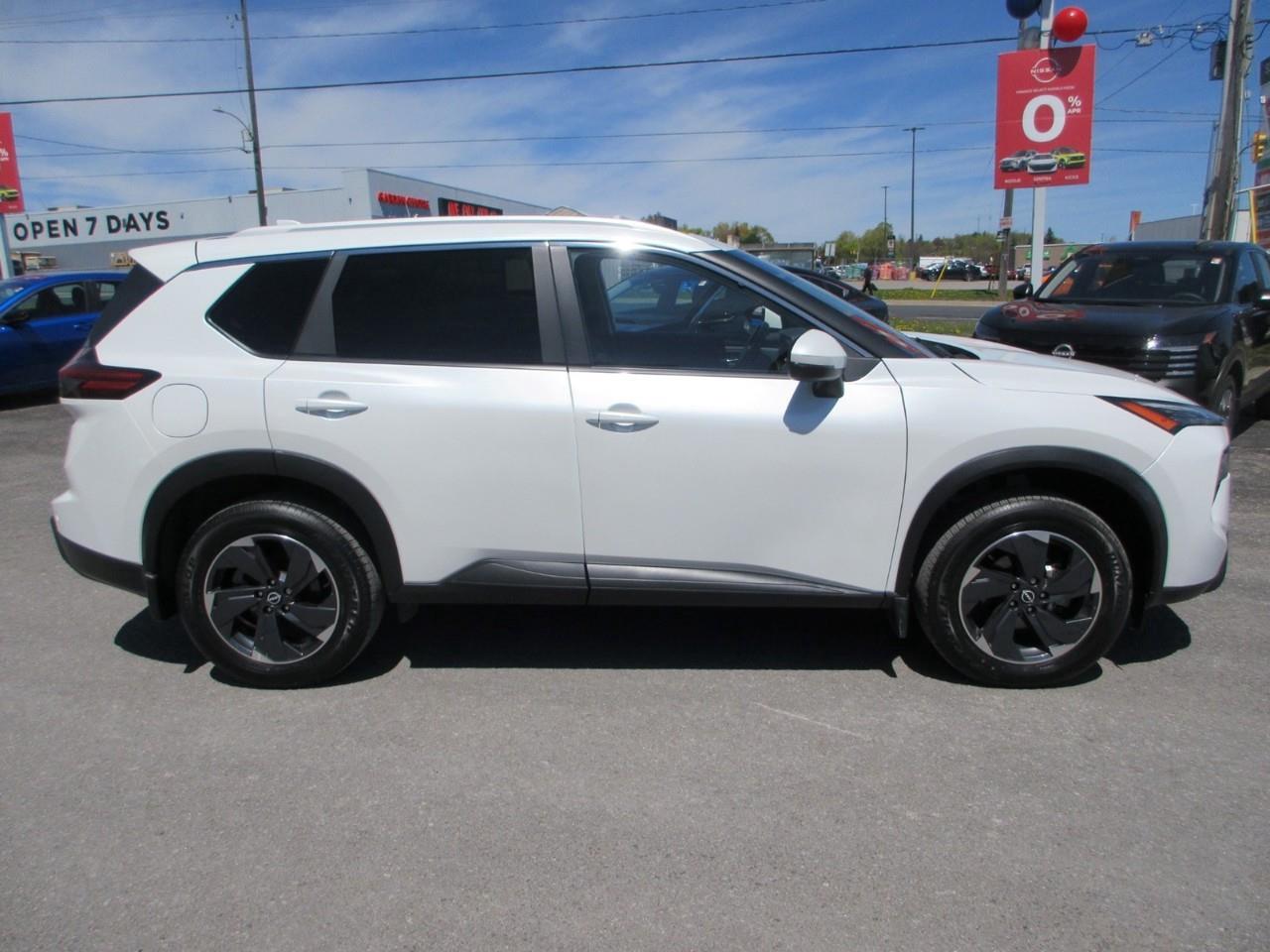 2024 Nissan Rogue SV MOONROOF Photo