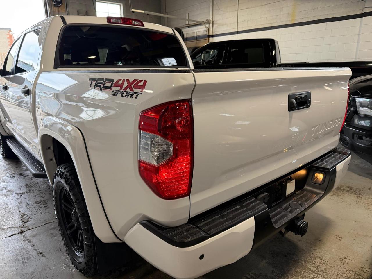 2018 Toyota Tundra 4X4 CrewMax | TRD SPORT | Plus 5.7L Photo4