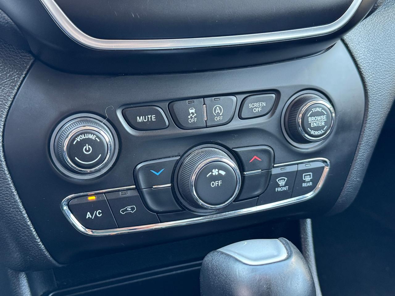 2019 Jeep Cherokee Upland 4x4+CLEAN CARFAX+ApplePlay Photo
