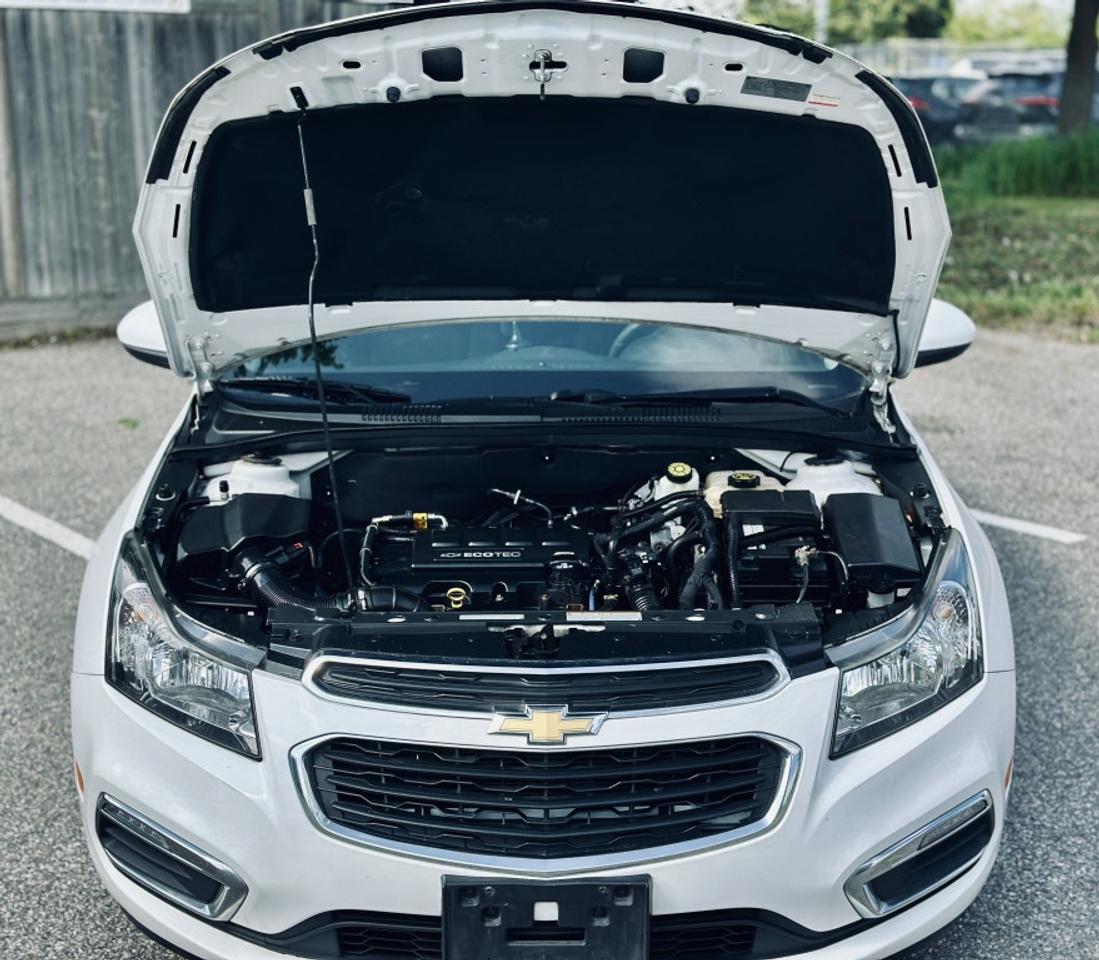 2015 Chevrolet Cruze 2LT Sedan FWD Photo