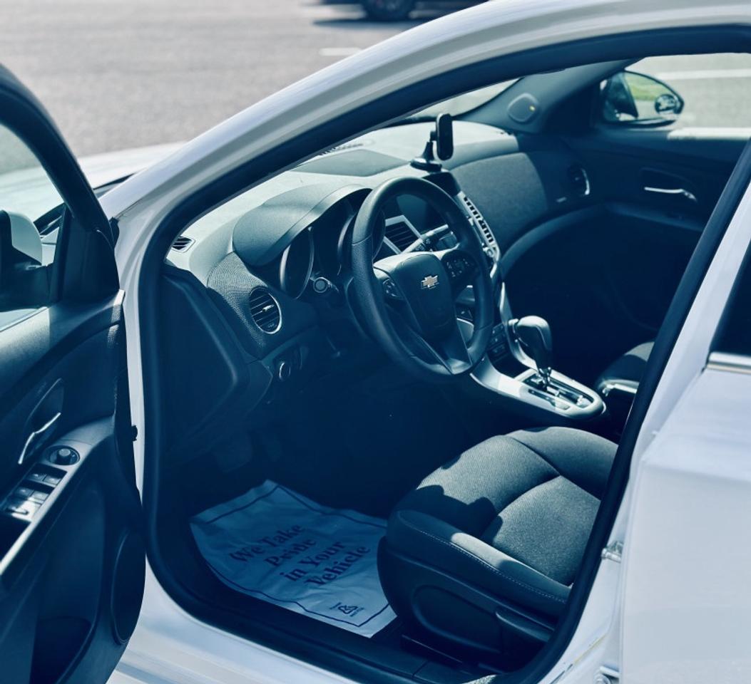 2015 Chevrolet Cruze 2LT Sedan FWD Photo