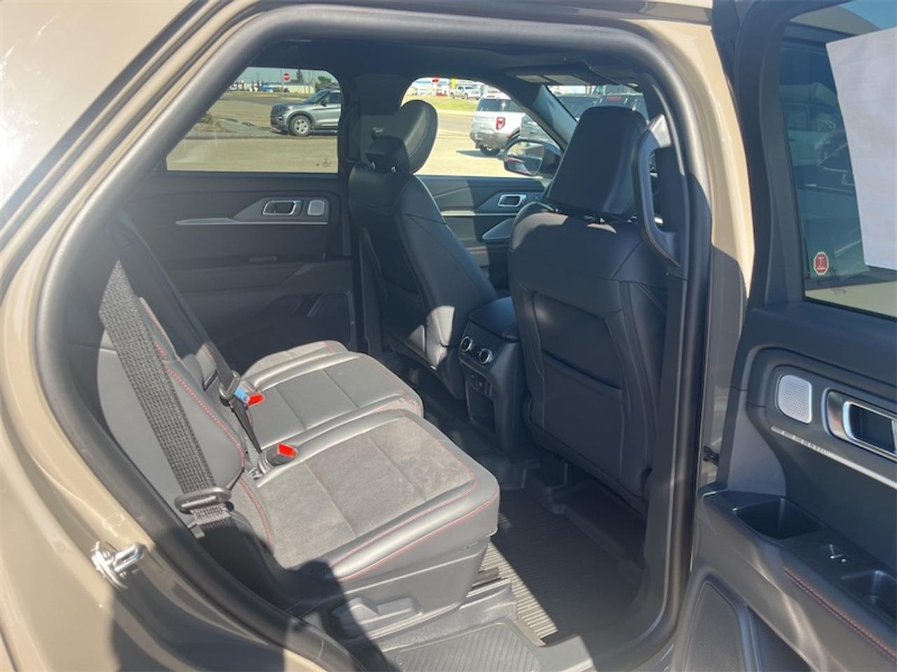 2026 Ford Explorer ST Photo5