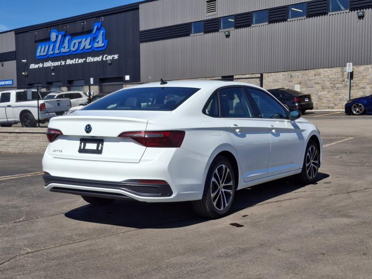2024 Volkswagen Jetta Comfortline | Leather | Adaptive Cruise | Remote Start | Heated Wheel + Seats | CarPlay and More ! Photo