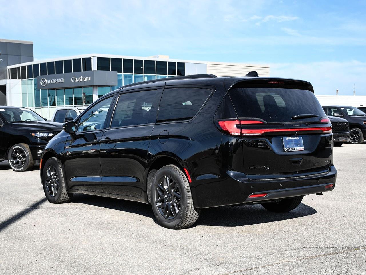 2027 Chrysler Pacifica Select AWD Photo
