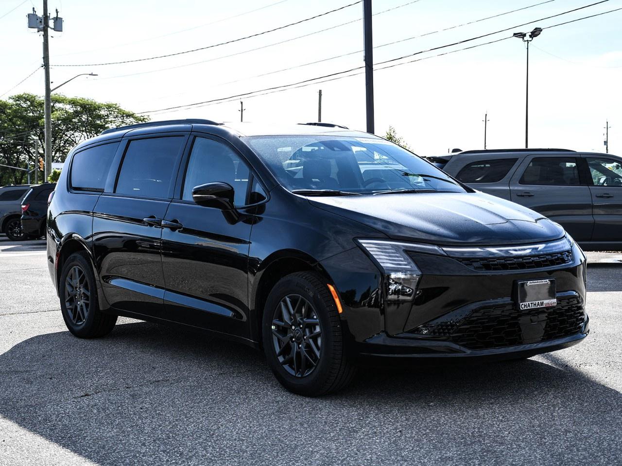 2027 Chrysler Pacifica Select AWD Photo4