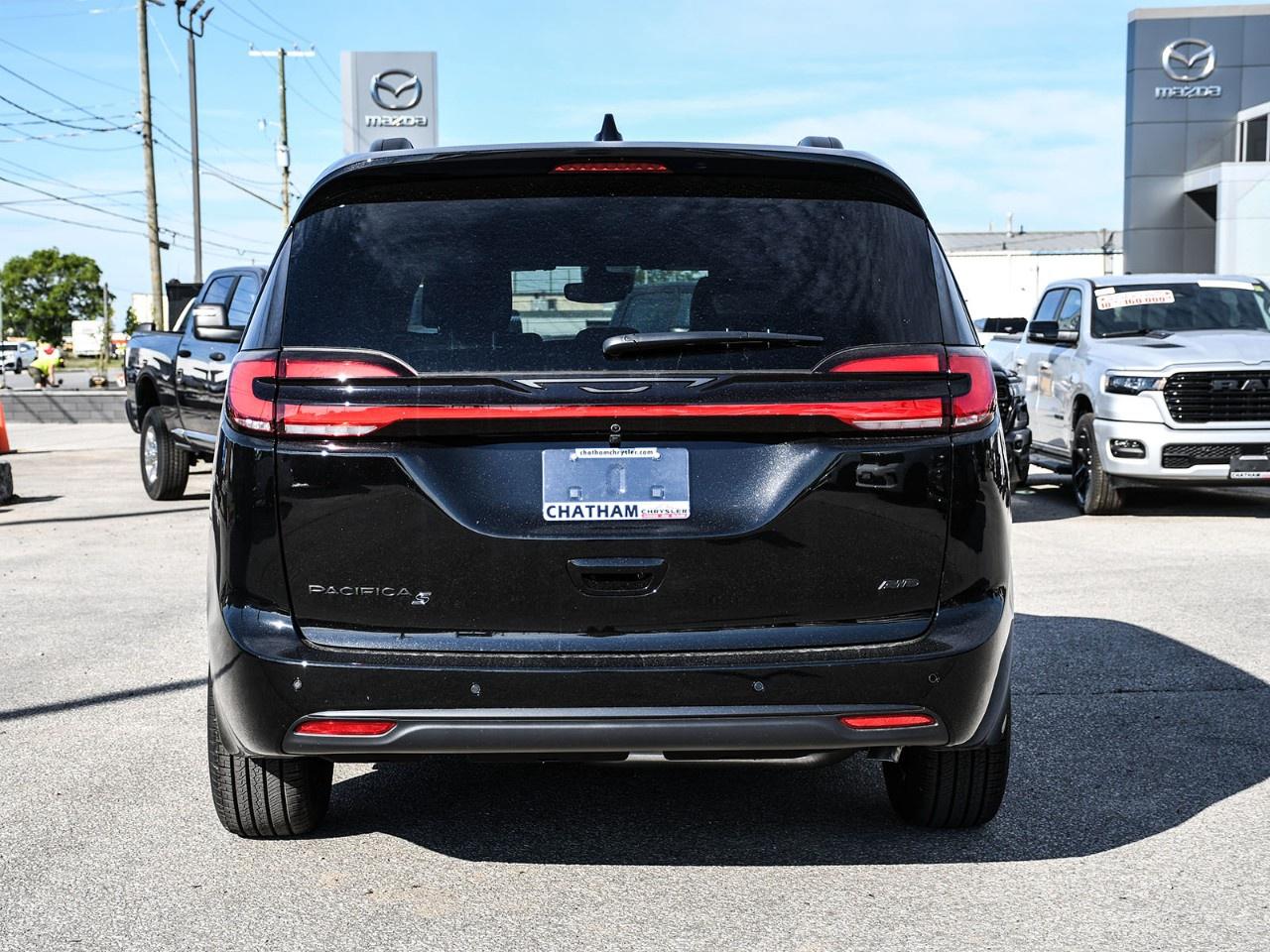 2027 Chrysler Pacifica Select AWD Photo2
