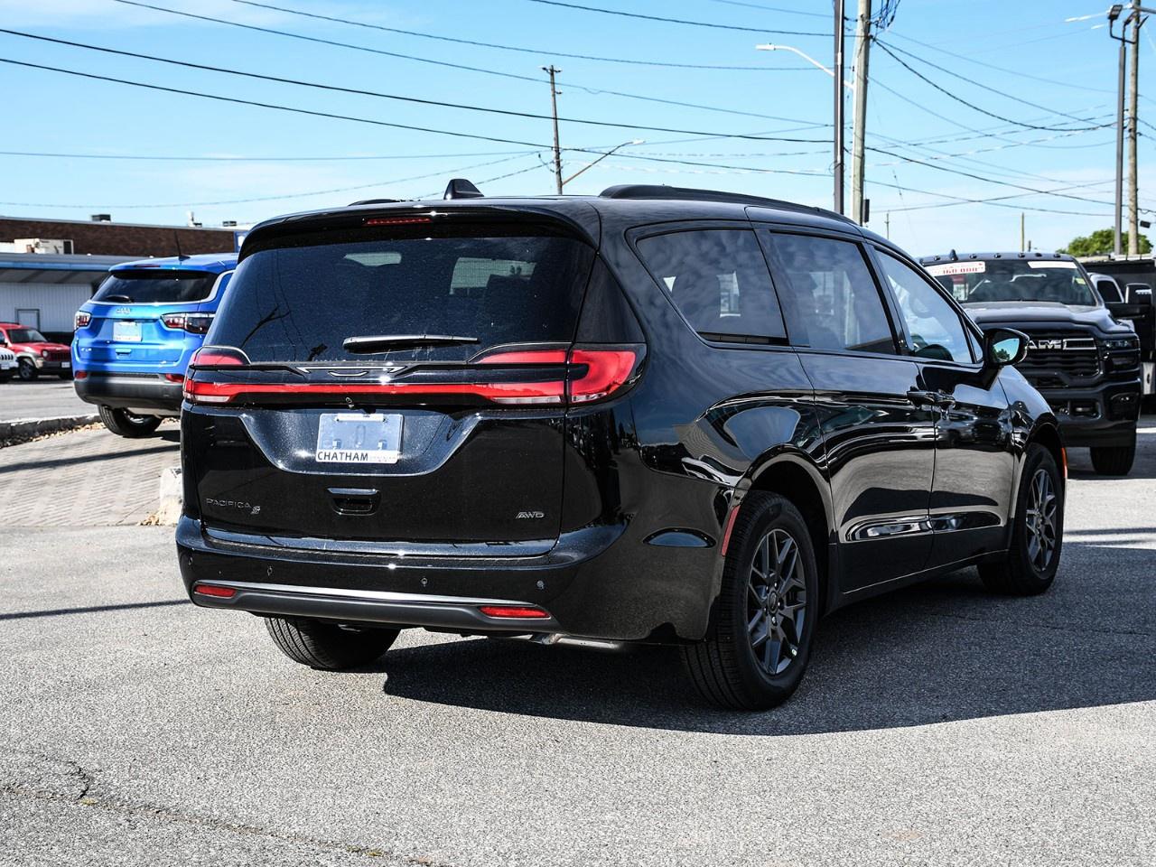 2027 Chrysler Pacifica Select AWD Photo3