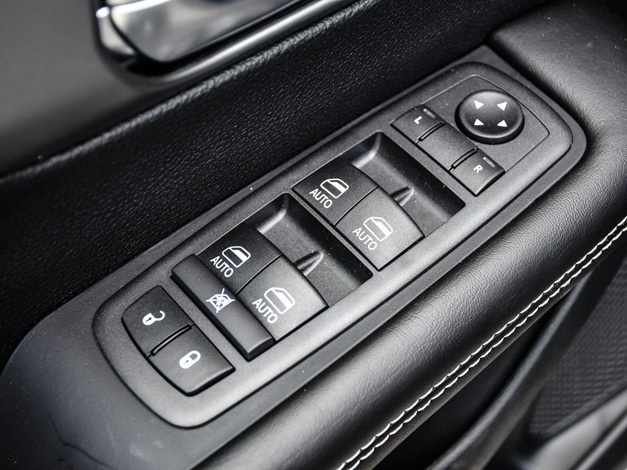 2027 Chrysler Pacifica Select AWD Photo