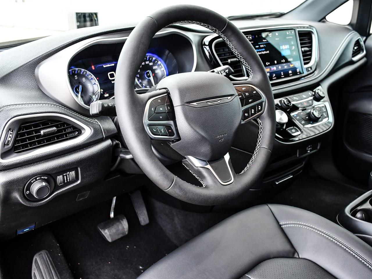 2027 Chrysler Pacifica Select AWD Photo