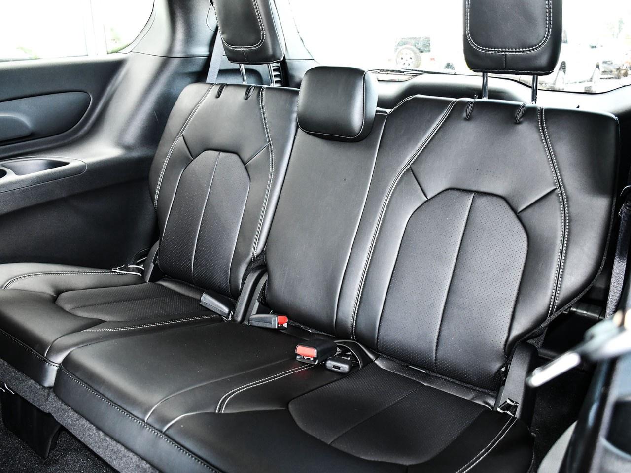 2027 Chrysler Pacifica Select AWD Photo