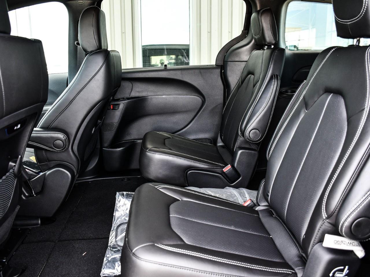 2027 Chrysler Pacifica Select AWD Photo