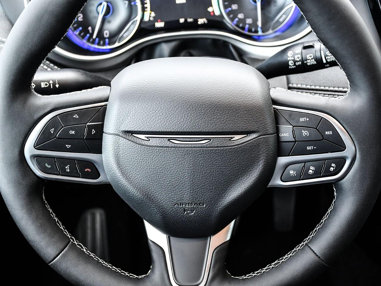 2027 Chrysler Pacifica Select AWD Photo