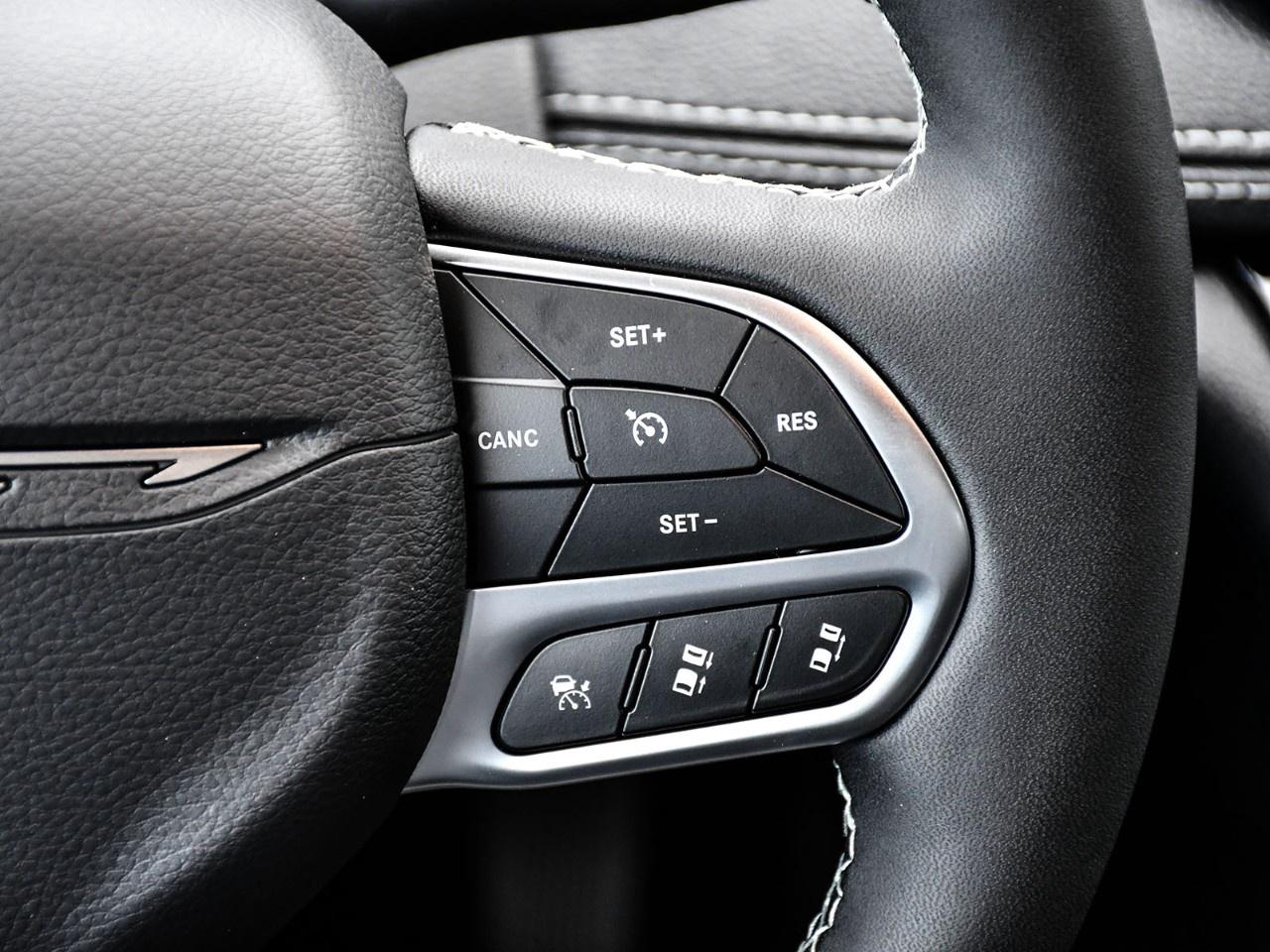 2027 Chrysler Pacifica Select AWD Photo