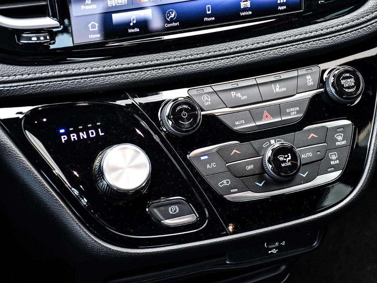 2027 Chrysler Pacifica Select AWD Photo