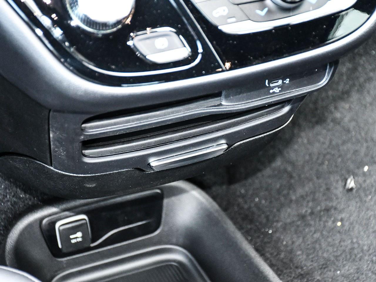 2027 Chrysler Pacifica Select AWD Photo