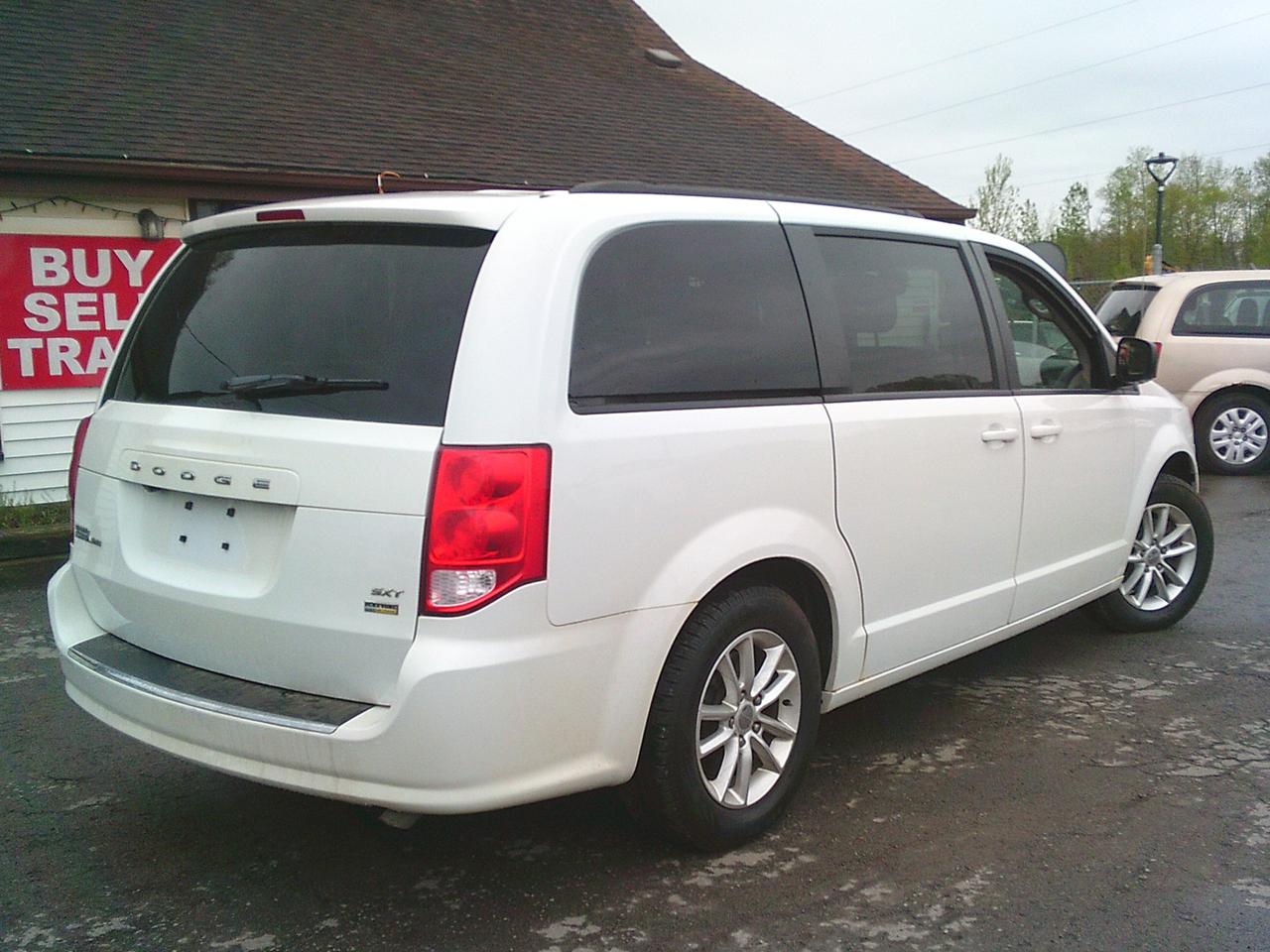 2018 Dodge Grand Caravan SXT Stow N Go! Photo
