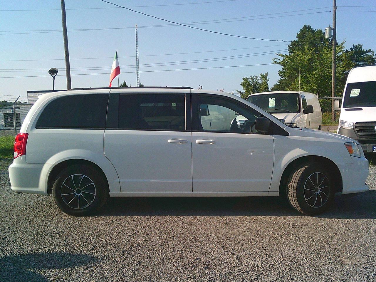 2018 Dodge Grand Caravan SXT Photo2