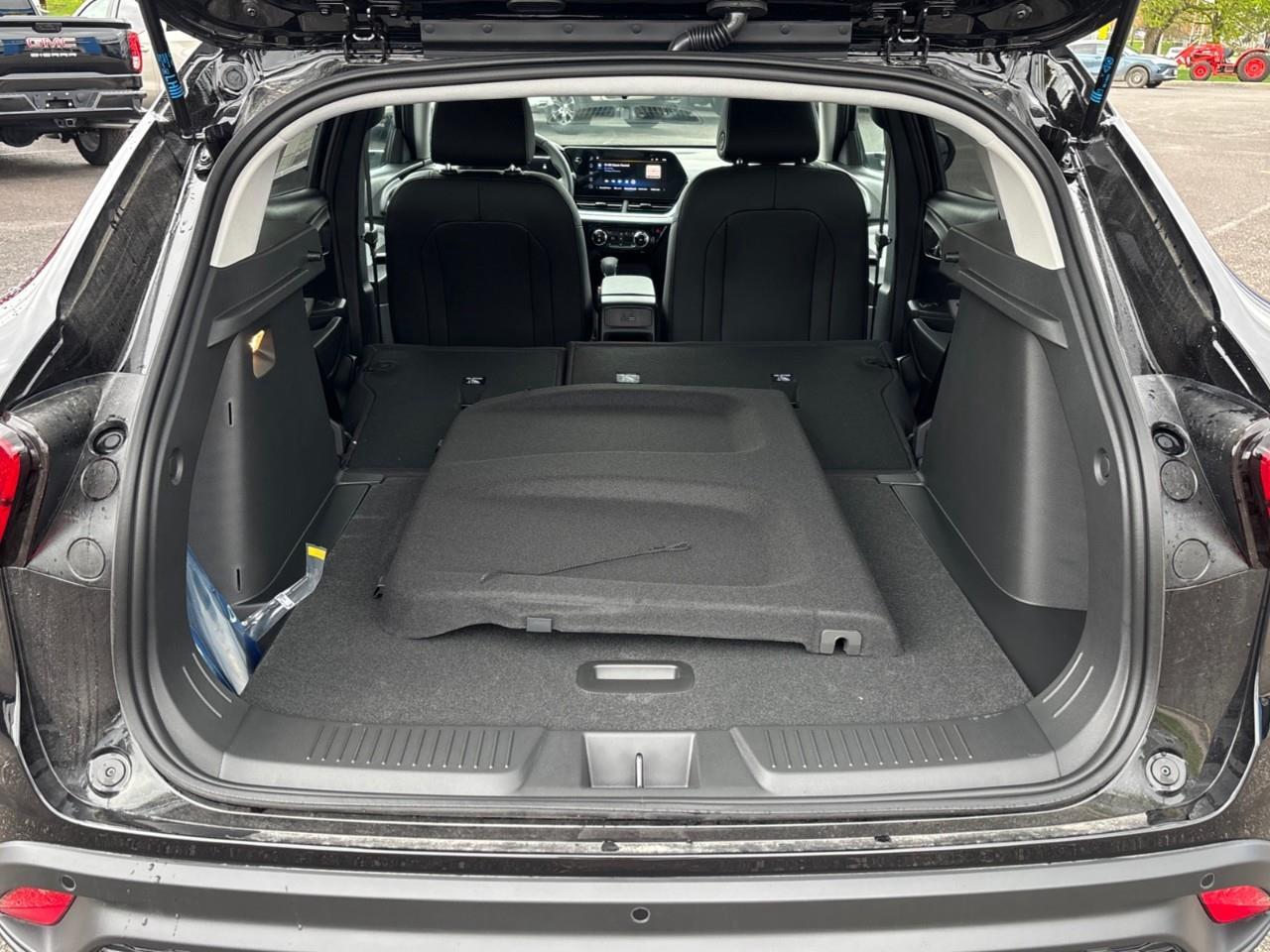 2026 Chevrolet Trax LT New Small 5 Passenger FWD SUV with Heated Front Seats, Heated Steering Wheel and an 11 Diagonal Touchscreen Radio with Wireless Apple Carplay/Android Auto Photo
