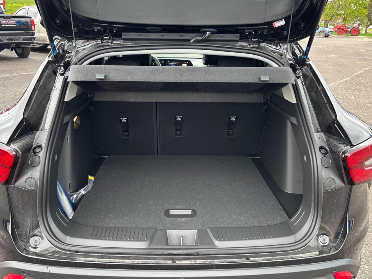 2026 Chevrolet Trax LT New Small 5 Passenger FWD SUV with Heated Front Seats, Heated Steering Wheel and an 11 Diagonal Touchscreen Radio with Wireless Apple Carplay/Android Auto Photo
