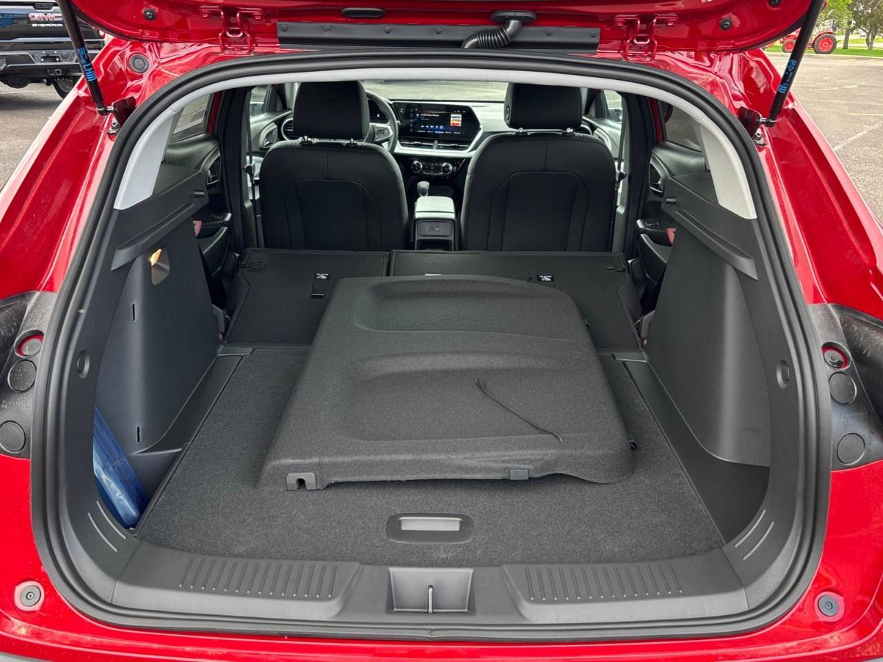 2026 Chevrolet Trax LT New Small 5 Passenger FWD SUV with Heated Front Seats, Heated Steering Wheel and an 11 Diagonal Touchscreen Radio with Wireless Apple Carplay/Android Auto Photo