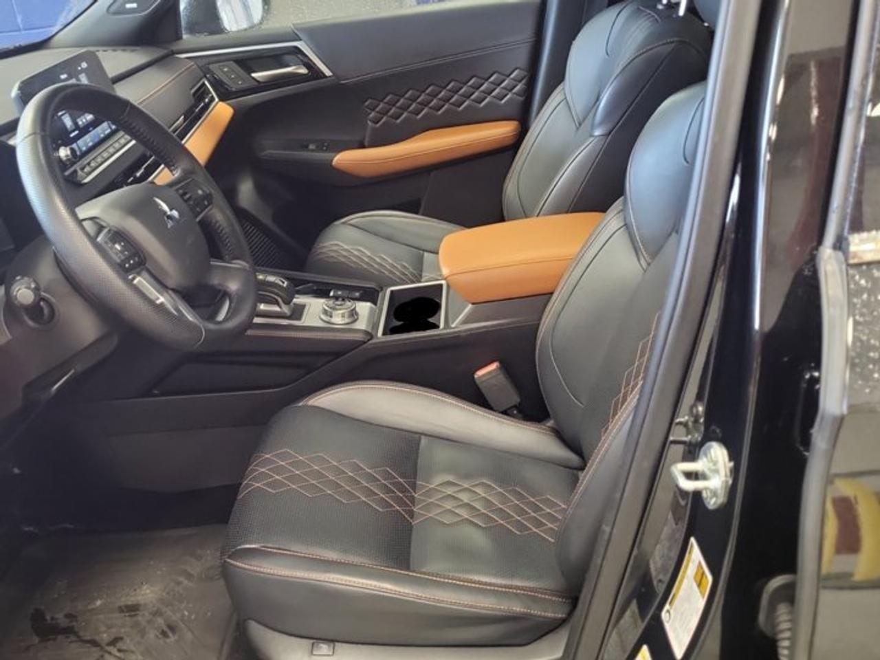 2024 Mitsubishi Outlander GT Premium PHEV AWC | HUD | Leather | Massaging Seat | Pano Roof | Nav | Heated Seats | and More ! Photo