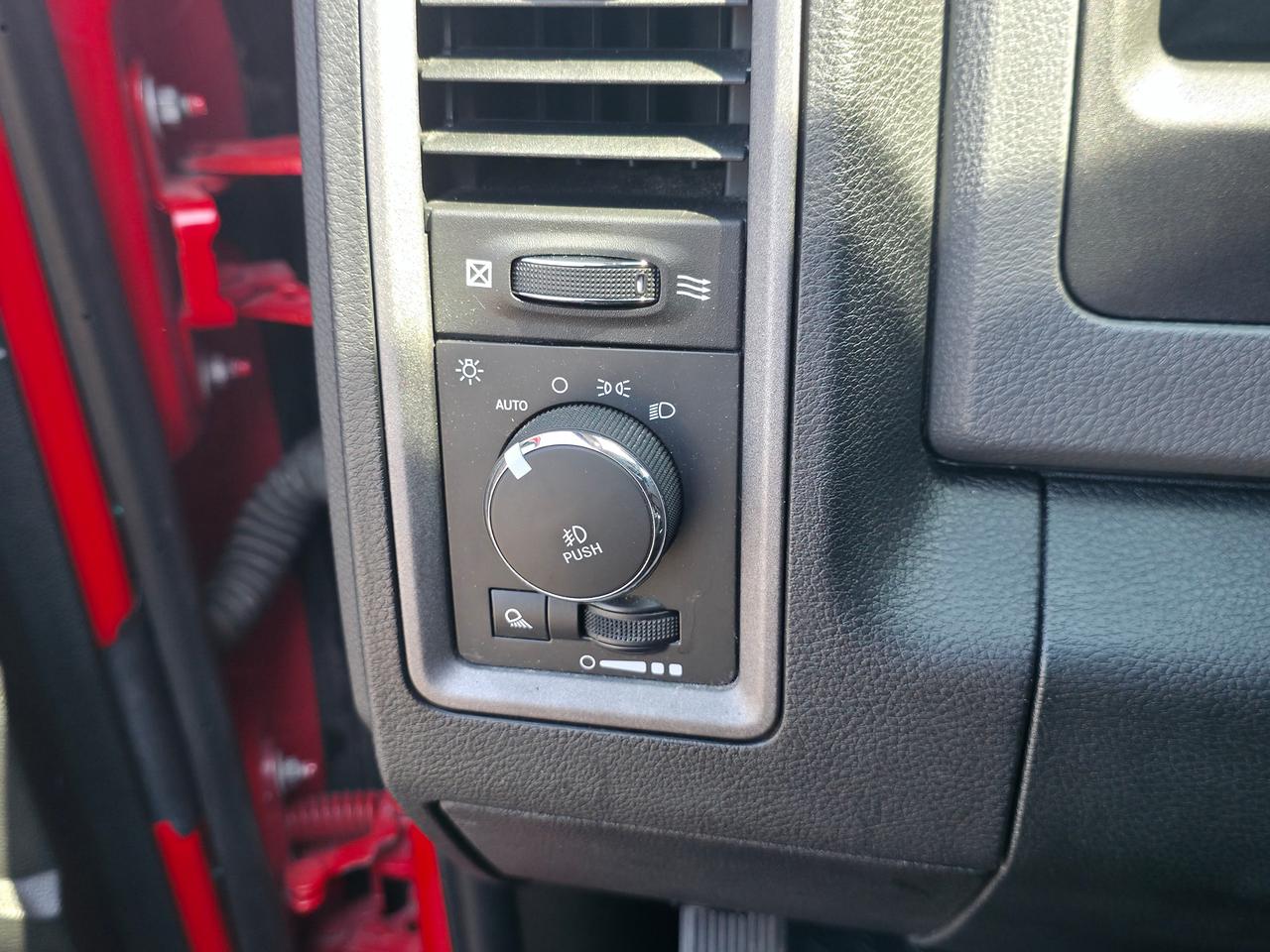 2018 RAM 1500 Express **V6 & LOW KILOMETERS** Photo