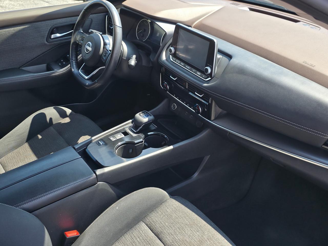 2021 Nissan Rogue FWD SV *DEALER SERVICED* Photo