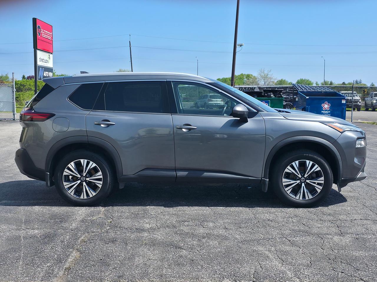 2021 Nissan Rogue FWD SV *DEALER SERVICED* Photo3
