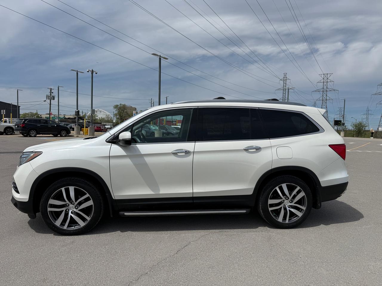 2017 Honda Pilot Touring*CAPTAIN CHAIRS*DVD*NAVI*LOADED* Photo