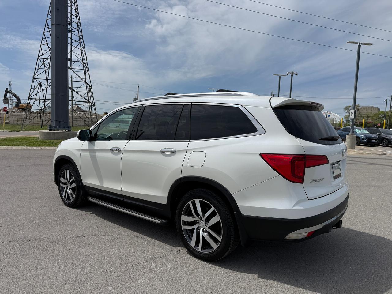 2017 Honda Pilot Touring*CAPTAIN CHAIRS*DVD*NAVI*LOADED* Photo