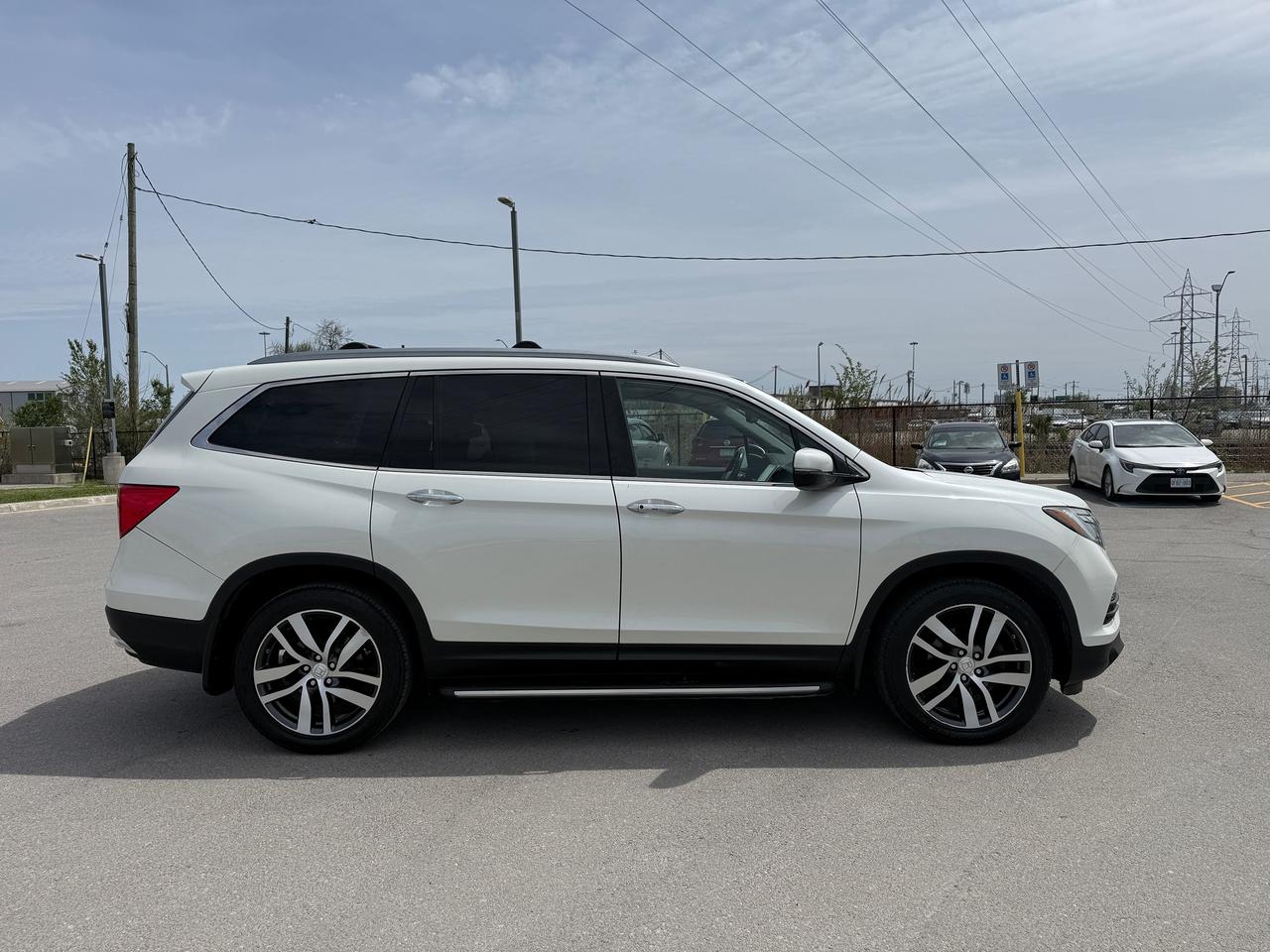 2017 Honda Pilot Touring*CAPTAIN CHAIRS*DVD*NAVI*LOADED* Photo4