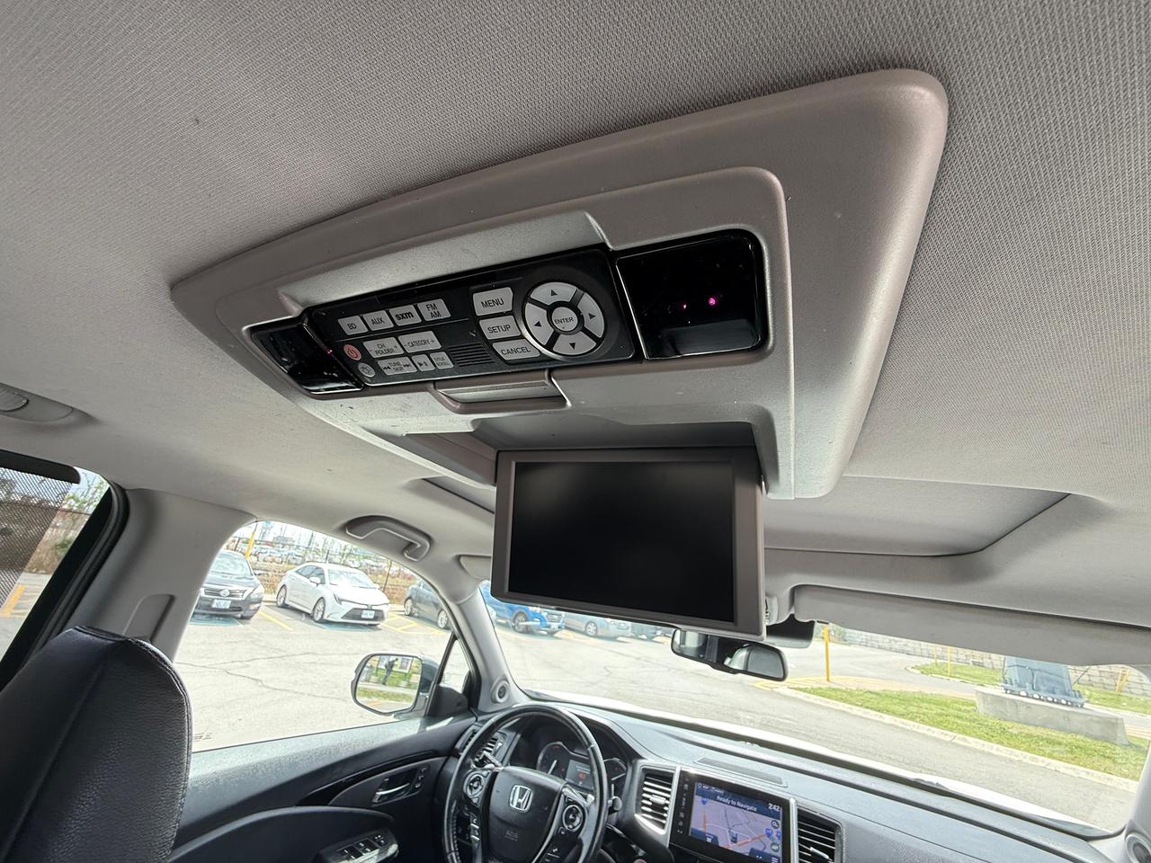 2017 Honda Pilot Touring*CAPTAIN CHAIRS*DVD*NAVI*LOADED* Photo